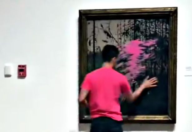 28세의 칼렙 수드펠드(Kaleb Suedfeld)는 톰 톰슨(Tom Thomson)의 작품에 분홍색 페인트를 던졌습니다. 사진: 아트뉴스