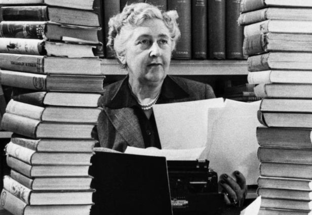 Kirjailija Agatha Christie kotonaan Wallingfordissa, Englannissa. Kuva: Maa