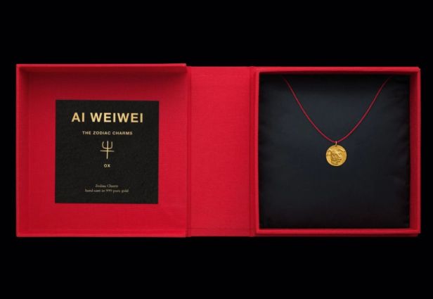 Retour sur les bijoux créés par Ai Weiwei en or. Photo de : TASCHEN
