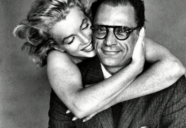 Marilyn Monroe abrazando a Arthur Miller. Fuente: Frank Beacham's Journal