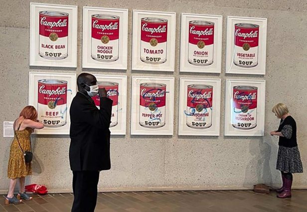 Activistas se pegan a las 'Latas de sopa Campbell' de Andy Warhol. Foto: Stop Fossil Fuel Subsidies