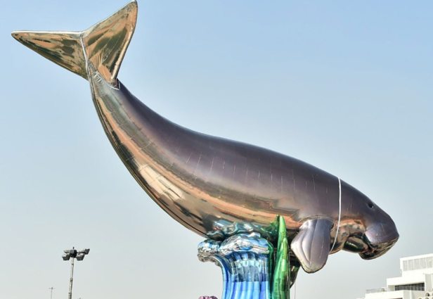 Qatar recibe el mundial con esculturas de Koons y Kusama. Foto: Marhaba Qatar