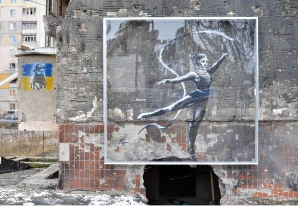 Una caja de vidrio sella la obra de arte que Banksy plasmó en una pared de Irpin, Ucrania. Foto: Forbes