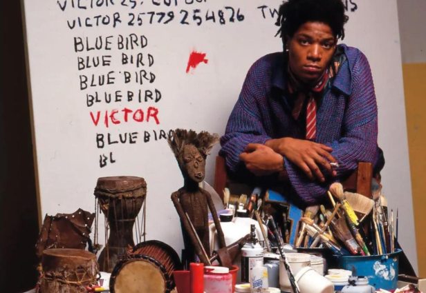 Jean-Michel Basquiat dans son studio new-yorkais en 1987. Source : The New York Times