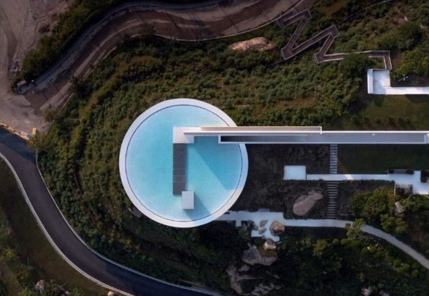Kyk na die bekende Water Drop Library geleë in Huizhou, China. Bron: Design Boom