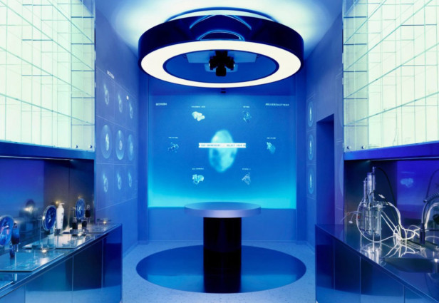 Universal Design Studio 회사에서 만든 Biotherm의 Blue Beauty Lab 내부를 살펴보세요. 출처: Dezeen