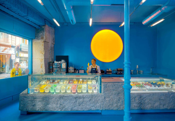 Uno sguardo a Brando, gelateria spagnola creata dallo studio Solar e dall'architetto Marta Jarabo. Fonte: ArchDaily