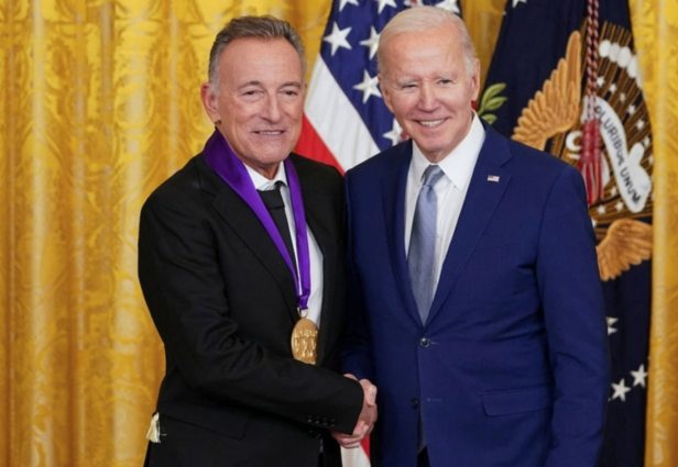 Joe Biden elnök átadta a művészeti érmet Bruce Springsteennek. Fotó: ABC