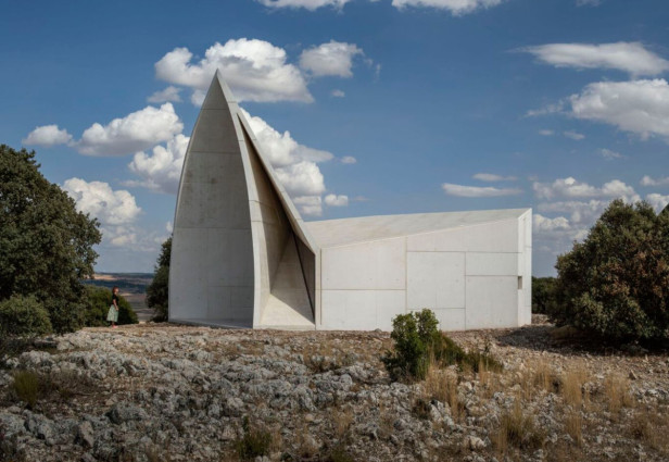 Sierra La Villa -kappeli rakennettiin kukkulalle Cuencassa, Espanjassa. Lähde: ArchDaily