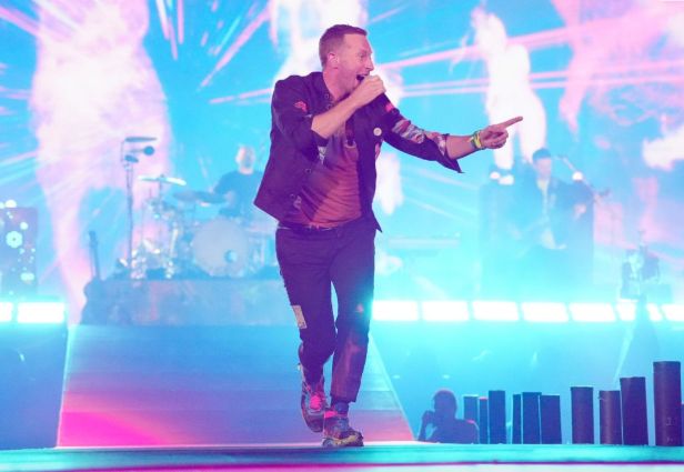 Chris Martin en el escenario durante la gira 'Music of the Spheres’. Foto: Entertainment Weekly