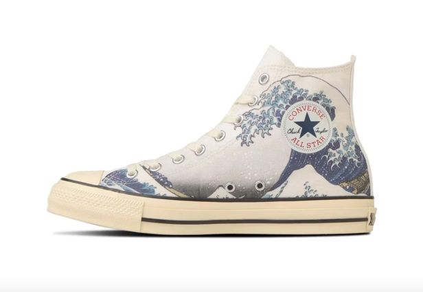 Jetez un œil aux Converse qui rendent hommage à Katsushika Hokusai. Photo de : Hypebeast