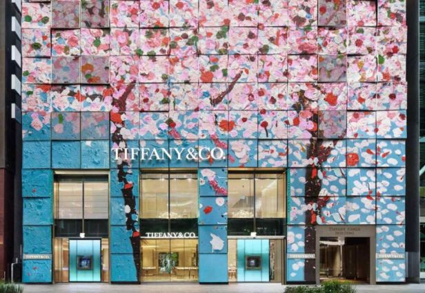 Retour sur l'intervention de Damien Hirst à la boutique Tiffany de Ginza. Photo: Hypebeast