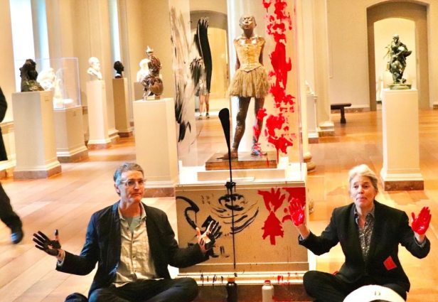 שני פעילי אקלים הפגינו בגלריה הלאומית לאמנות בוושינגטון. צילום: ArtNews