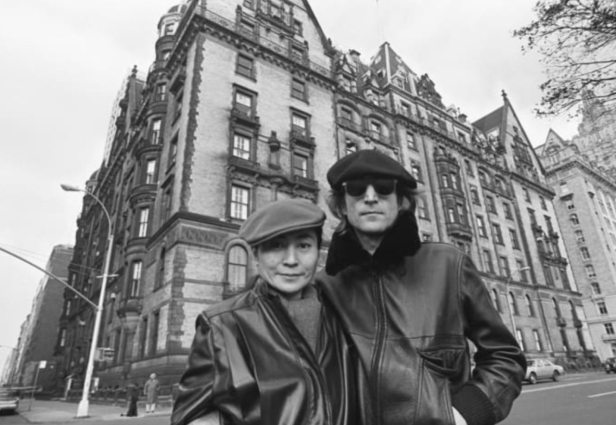 Yoko Ono e John Lennon do lado de fora do famoso Dakota Building, em Nova York. Fonte: Apartment Therapy See More