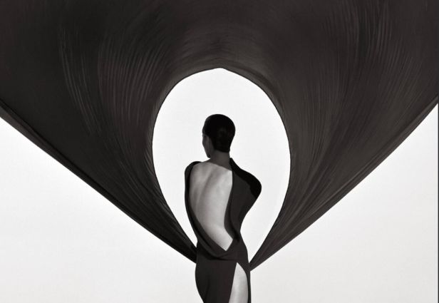 Photograph taken by Herb Ritts in 1990. Photo: V&A Museum