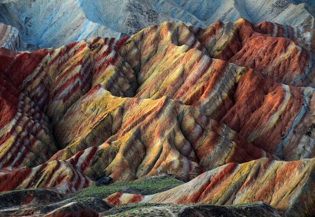 색깔의 산이 있는 세계의 세 곳. 사진: 플릭