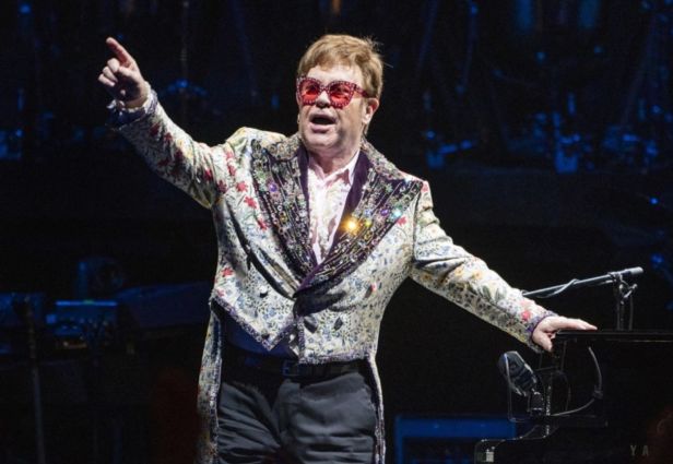 Elton John jättää hyvästit lavalle Glastonbury 2023:ssa. Kuva: Billboard