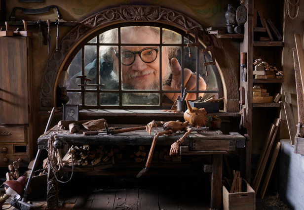 Guillermo del Toro saapuu MoMAan Pinocchion kanssa. Kuva: Netflix