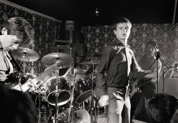 Bernard Sumner, Ian Curtis y Peter Hook. Foto: El País 3