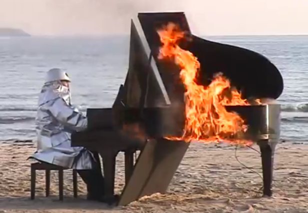 Le célèbre pianiste de jazz japonais Yosuke Yamashita a joué d'un piano brûlant sur la plage. Photo: Dépôt sonore