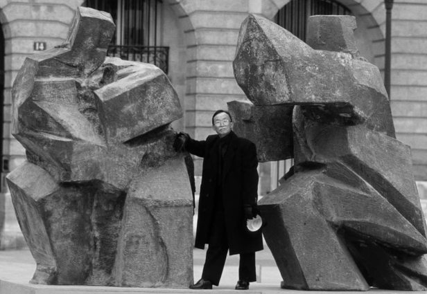 ג'ו מינג עם שתיים מיצירותיו בכיכר ונדום בפריז, צרפת. צילום: SCMP