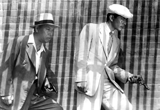 Такаши Шимура (слева) и Тоширо Мифунэ в фильме «Бродячая собака», 1949 год. Фото: The New York Times