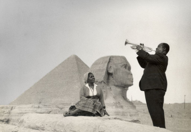 Louis Armstrong tocando para su esposa Lucille frente a la Esfinge en Egipto durante su gira. Fuente: The Louis Armstrong House Museum