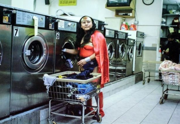 Η Wonder Woman, της Dulce Pinzón, μιλά για τις αληθινές ηρωίδες του Μεξικού σε οικιακά πλαίσια. Φωτογραφία: The Economist