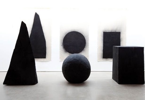 David Nash es un artista británico de la corriente land art