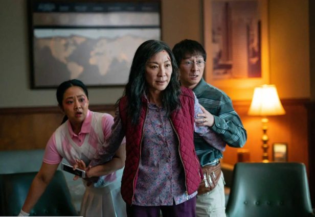 Stephanie Hsu, Michelle Yeoh en Ke Huy Quan in 'n toneel uit Everything Everywhere at The Same Time. Foto: The New York Times
