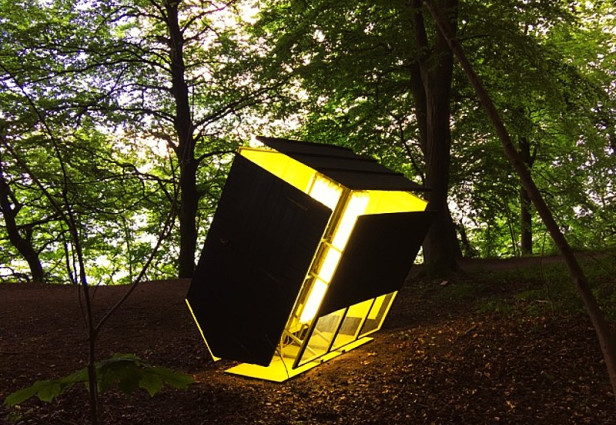 'Black Shed Expanded' la instalación que habita en el bosque. FOTO: rackowe.com