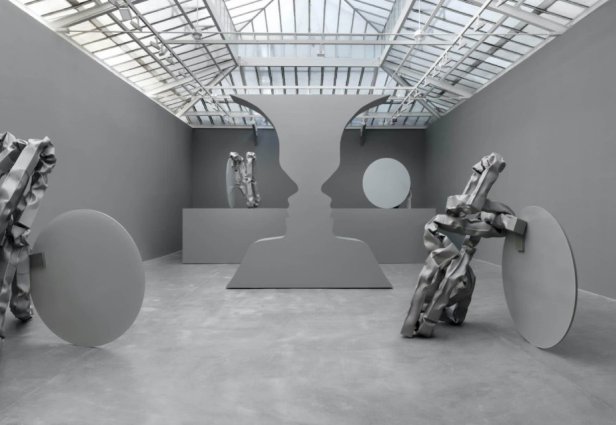 Váza/Arc installáció, 2022. Carol Bove. Forrás: Art Basel webhely