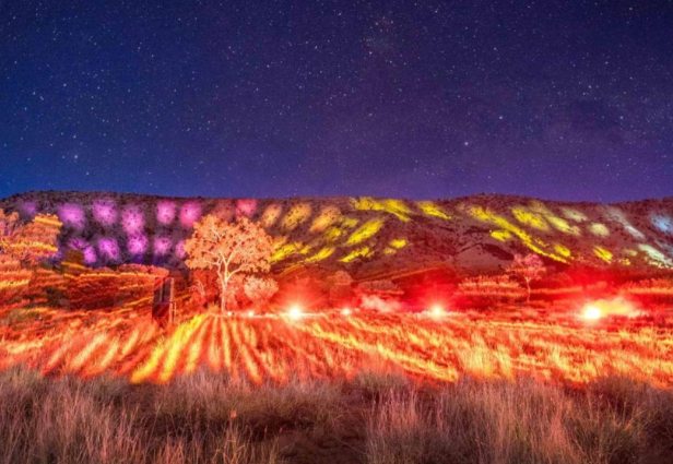 Vistazo al festival Parrtjima 2023, el cual se lleva a cabo en el desierto australiano. Foto: news.com.au