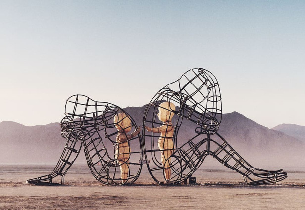 Szerelem, Alexander Milov a Burning Man című filmhez. Forrás: Piqsels