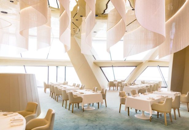 जीवान को देखें, एक रेस्तरां जिसका डिजाइन समुद्र का अनुकरण करता है जो कतर की तरह रेगिस्तान में चला जाता है। स्रोत: कतर का राष्ट्रीय संग्रहालय