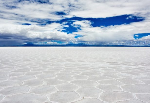 A Salar de Uyuni hatszögletű mintázatú vastag sókéreg borítja. Fotó: Conde Nast Traveler