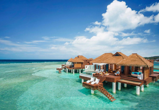 Tre hotel di lusso sull'acqua in tutto il mondo. Foto: Sandali Royal Caribbean.