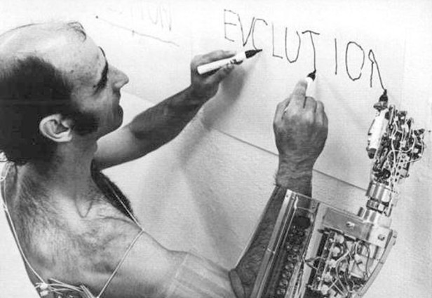 Stelarc es un artista e investigador que explora las limitaciones del cuerpo humano