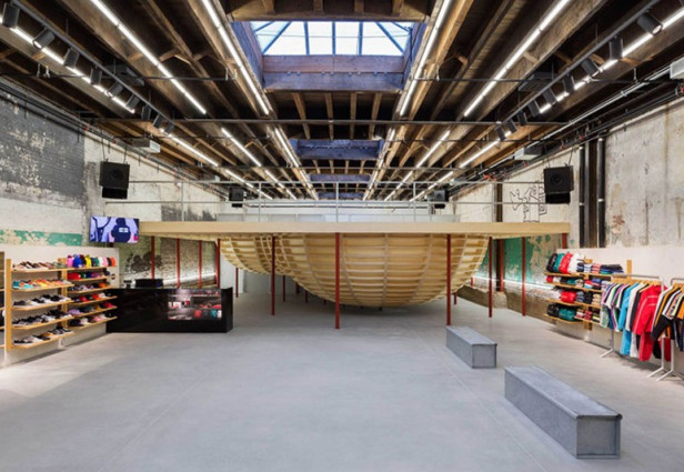 Una pista de skate en medio de los escaparates, así es la tienda Supreme de Brooklyn. FOTO: urdesignmag.com