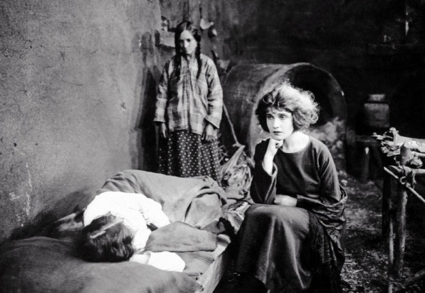 Tina Modotti elokuvassa Tiger's Coat, 1920. Johan Hagemeyer. Lähde: Maa