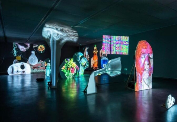 Tony Oursler es un videoartista neoyorkino que aborda temas paranormales
