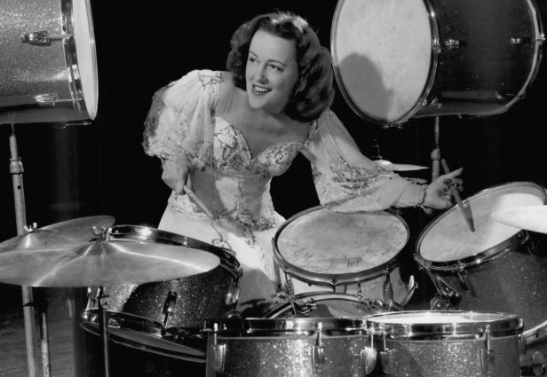 Viola Smith in una performance che tenne nel 1948, quando tutti la conoscevano come Gene Krupa al femminile. Fonte: NYT