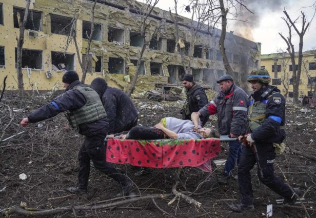 Foto ganadora. Mariupol Maternity Hospital Airstrike, 2022. Evgeniy Maloletka. Foto: World Press Photo