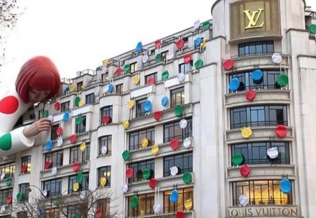 Uitsig op die fasade van Louis Vuitton in Parys, Frankryk. Foto: Hypebeast
