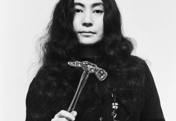 Yoko Ono lasivasaralla, 1967. Kuva: Tate