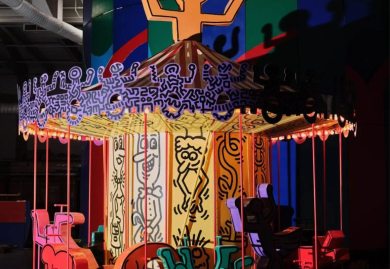 Keith Haring이 디자인한 회전목마는 원래 Luna Luna의 일부였습니다. 출처: 뉴욕타임스