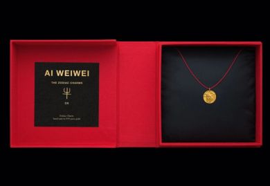 Retour sur les bijoux créés par Ai Weiwei en or. Photo de : TASCHEN