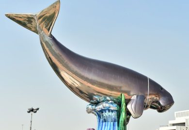 Qatar recibe el mundial con esculturas de Koons y Kusama. Foto: Marhaba Qatar