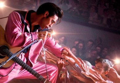 Le film sur Elvis disponible sur HBO Max est réalisé par Baz Luhrmann. Source : IMDB