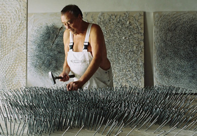 Günther Uecker의 손톱으로 조각품과 그림. 사진 : pinterest.com
